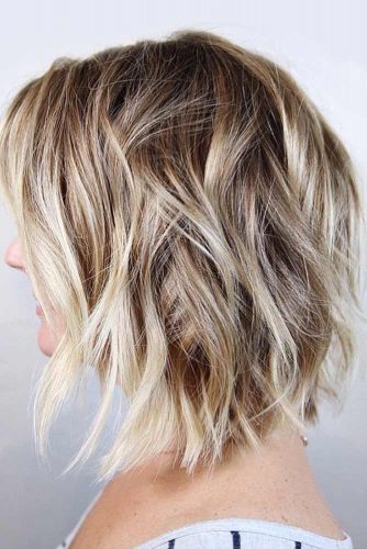 Cute Layered Hairstyles With Blonde Highlights #mediumlengthhairstyles #mediumhair #layeredhair #hairstyles #blondehighlights