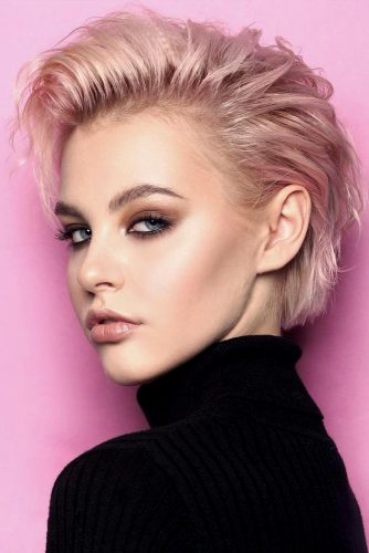 Layered Voluminous Short Hairstyles For Christmas #shorthairstyles #christmashairstyles #hairstyles #pixiehairstyles