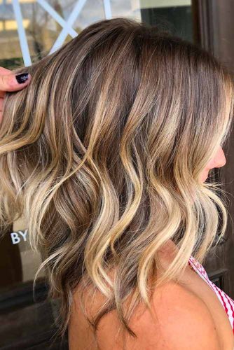 Layered Wavy Medium Hairstyles #mediumhairstyles #mediumhaircuts #hairstyles #wavyhair