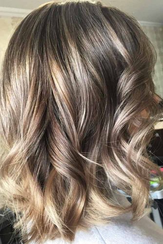Middle Parted Wavy Medium Hairstyles #mediumhairstyles #mediumhaircuts #hairstyles #wavyhair #longbob