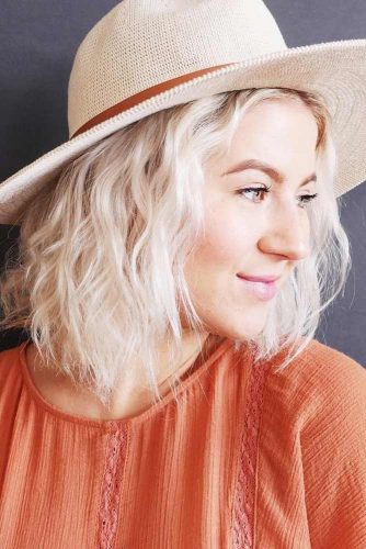 Summer-Ready Beach Wavy Hairstyle with a Hat