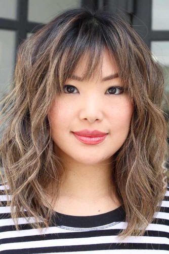 Wavy Medium Shag Haircut With Bangs #shaghaircut #haircuts #bobhaircut #mediumhair