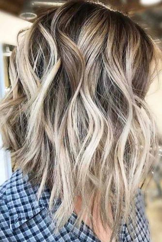 A line Wavy Medium Shag Hairstyle #shaghairstyles #shaghaircuts #mediumlength #hairstyles #blondehighlights