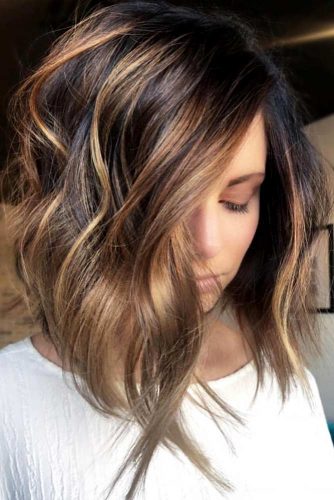 Beach Wavy Hairstyles For Brunette Girls A-line Haircut #beachhairstyles #wavyhair #mediumlengthhairstyles #longbob #caramelhighlights