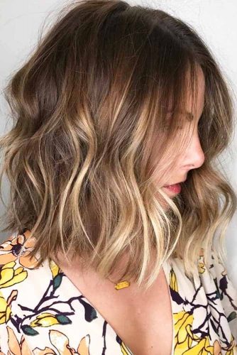 Beach Wavy Hairstyles For Brunette Girls With Blonde Highlights #beachhairstyles #wavyhair #mediumlengthhairstyles #longbob #blondehighlights