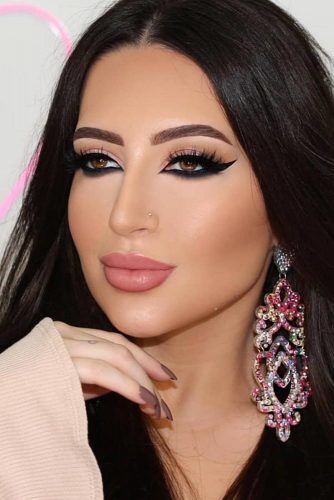 Bold Black Eyeliner With Nude Lips Makeup #naturallips #blackline