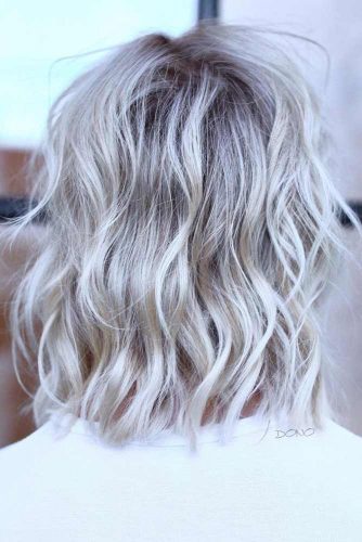 Cool Platinum Wavy Shag Hairstyle #shaghairstyles #shaghaircuts #mediumlength #hairstyles #platinumblondehair