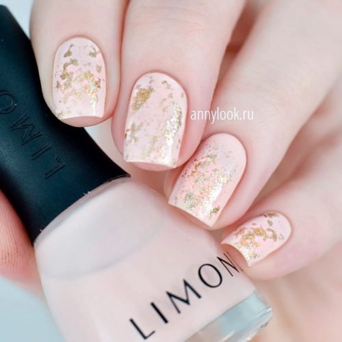 Elegant Nude And Gold Nail Designs #shortnails #nudenails