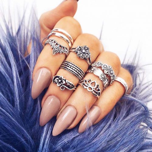 Glamorous Nude Almond Nails for Any Outfit Picture 3