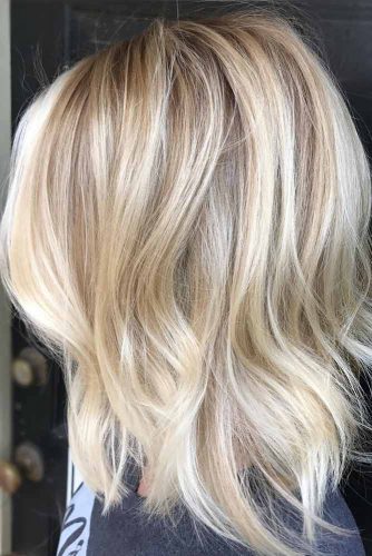 Layered Wavy Medium Length Haircuts For A Round Face #mediumlengthhaircuts #mediumhair #haircuts #longbob #blondehighlights