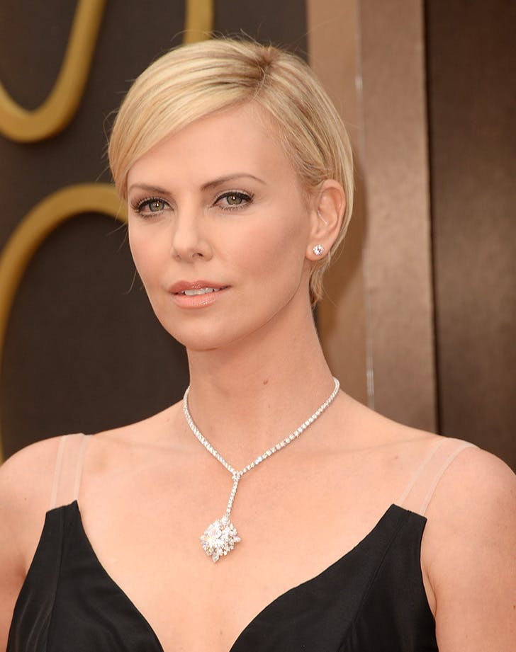 long pixie haircut charlize theron4