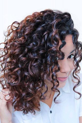 Lovely Curly Hairstyles With Caramel Highlights #shoulderlengthhair #longbob #hairstyles #curlyhair #caramelhighlights