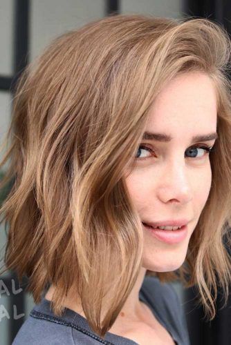 Messy Side Parted Layered Haircuts #shoulderlengthhair #layeredhaircuts #mediumhair #haircuts