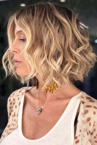 Middle Part Messy Short To Medium Wavy Bob #wavyhair #hairtype #hairstyles #bobhaircuts #goldenhighlights