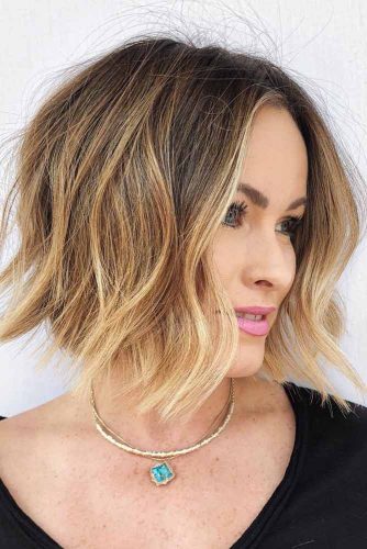 Middle Part Short To Medium Wavy Bob #wavyhair #hairtype #hairstyles #bobhaircuts #goldenhighlights