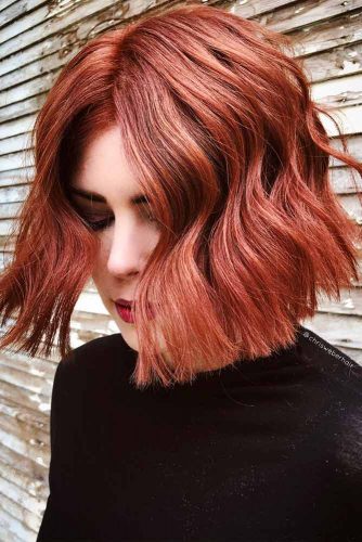 Bob corto con corte de pelo medio #shortbobhairstyles #bobhairstyles #hairstyles #wavyhair #auburncolor