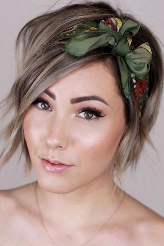 Side Parted Pixie Bob Haircut With Headscarf #pixiebob #haircuts #hairstyles #headscarf