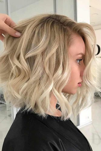 Side Parted Shoulder Length Wavy Hairstyles #wavyhair #hairstyles #hairtypes #bobhairstyles