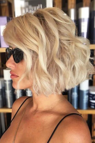 Side Parted Wavy Short Bob Hairstyles #shortbobhairstyles #bobhairstyles #hairstyles #wavyhair #blondehair