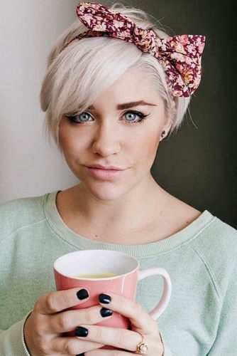 Side Swept Pixie Bob Haircut With Headscarf #pixiebob #haircuts #hairstyles #headscarf