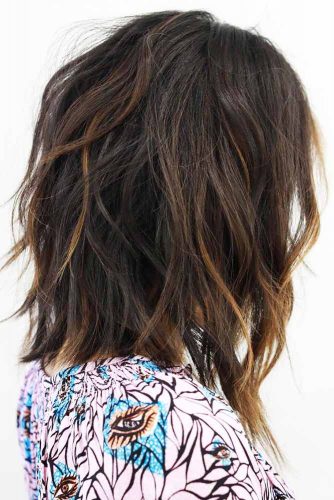 Soft Wavy Bob Haircut With Accentuating Highlights #mediumhair #bob #wavyhair