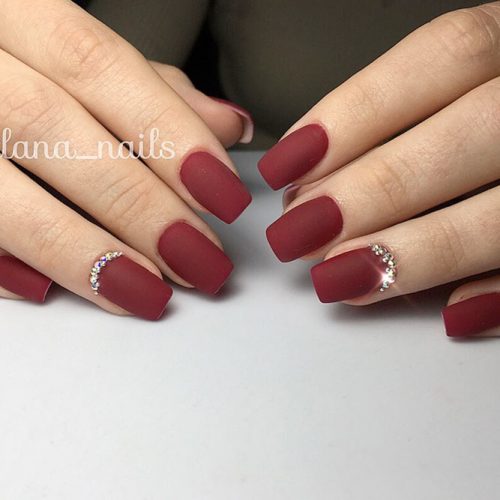 Stylish Short Matte Burgundy Nails #rhinestonesnails #mattenails