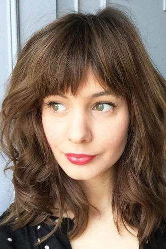 Voluminous Medium Layered Hairstyles With Bangs #mediumlengthhairstyles #mediumhair #layeredhair #hairstyles