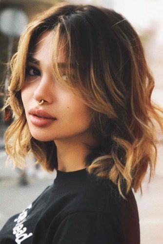 Wavy Medium Layered Hairstyles With Bangs #mediumlengthhairstyles #mediumhair #layeredhair #hairstyles