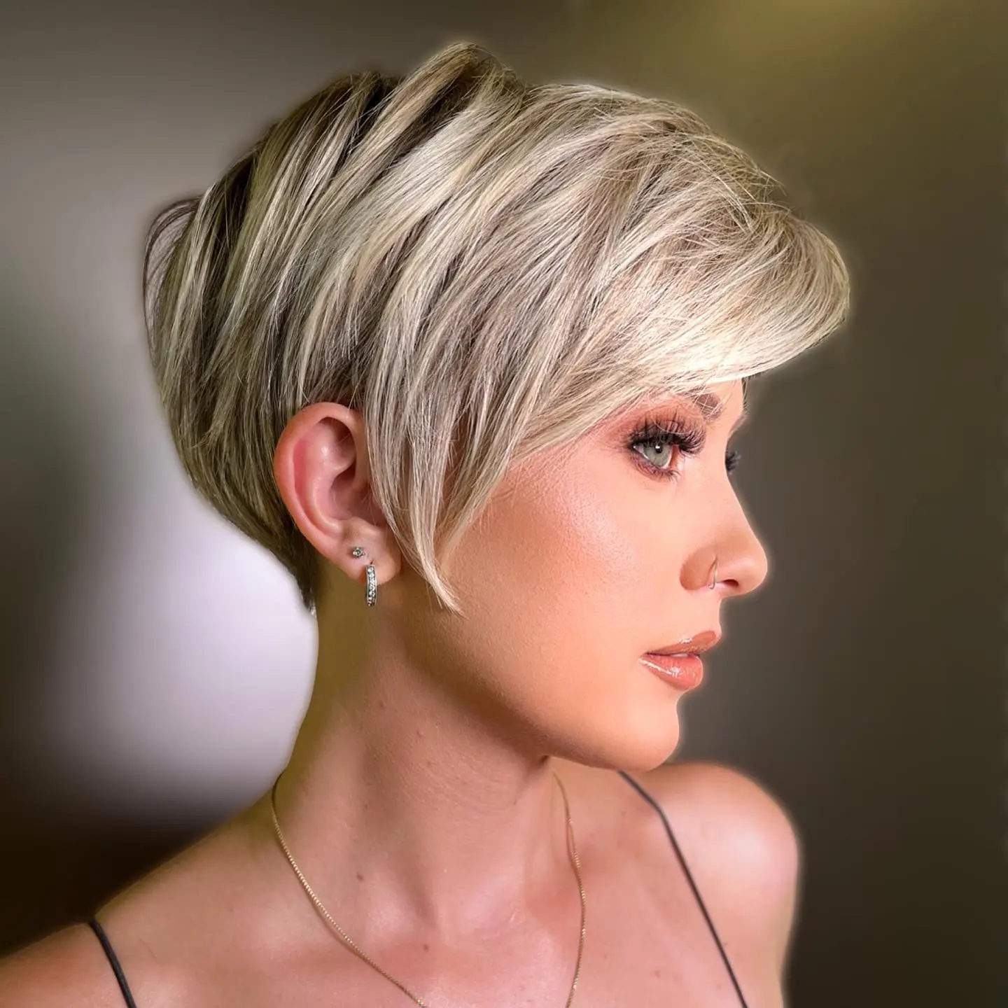 blonde-side-swept-pixie-bob-with-dark-roots