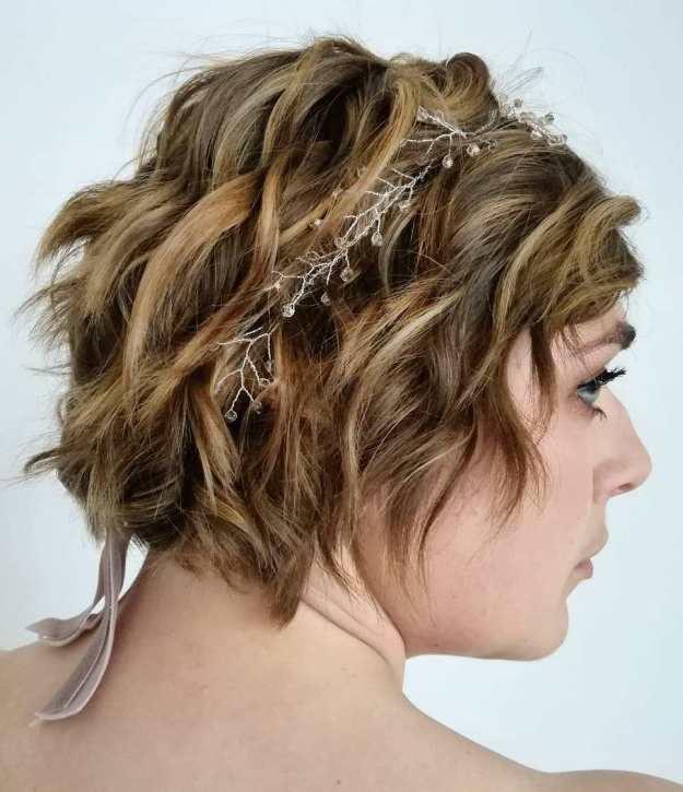 Wavy Jaw-Length Hairstyle With A Headband