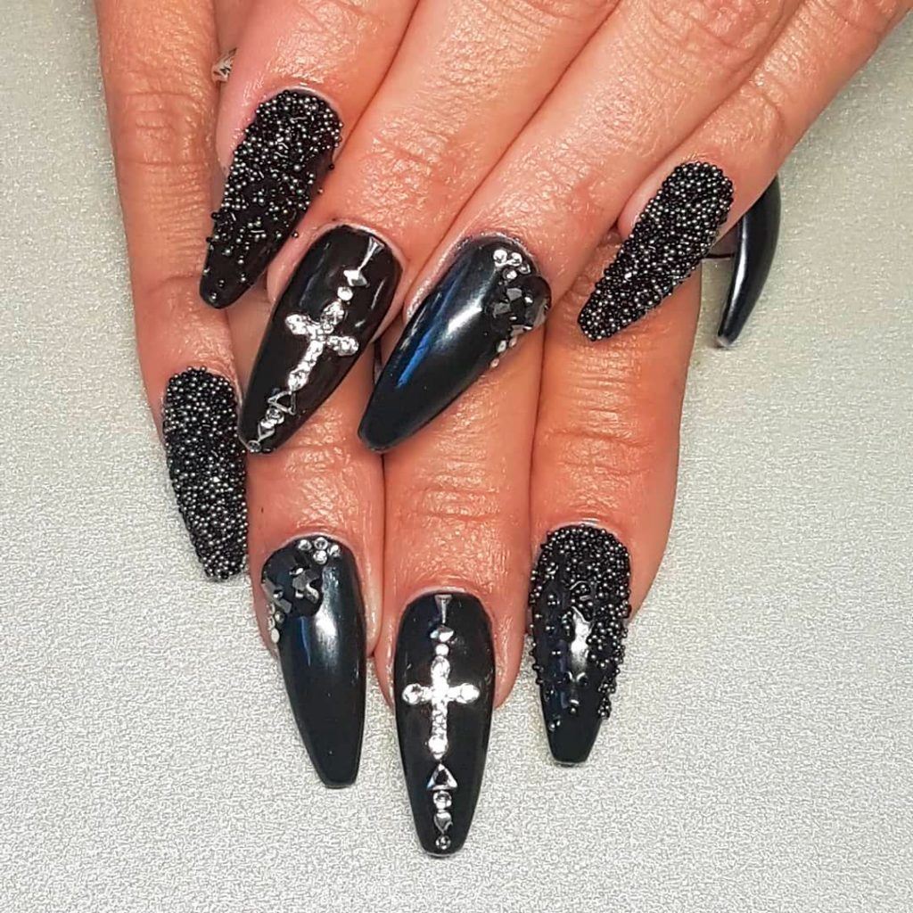 Black Gothic creepy Halloween nails!