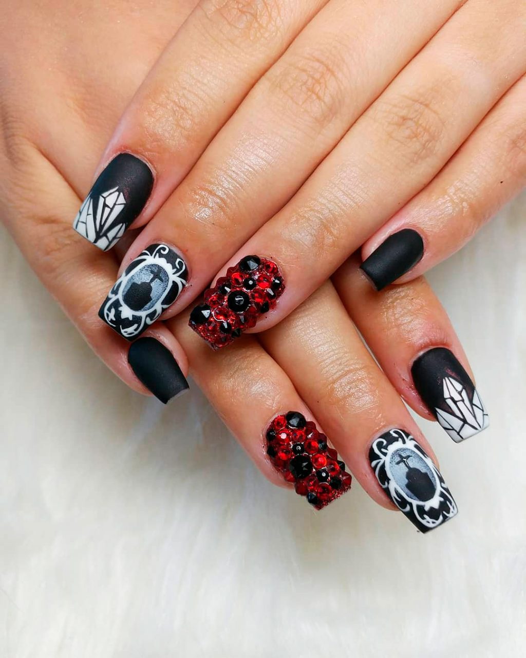 One of the Creepy black Halloween nail ideas!