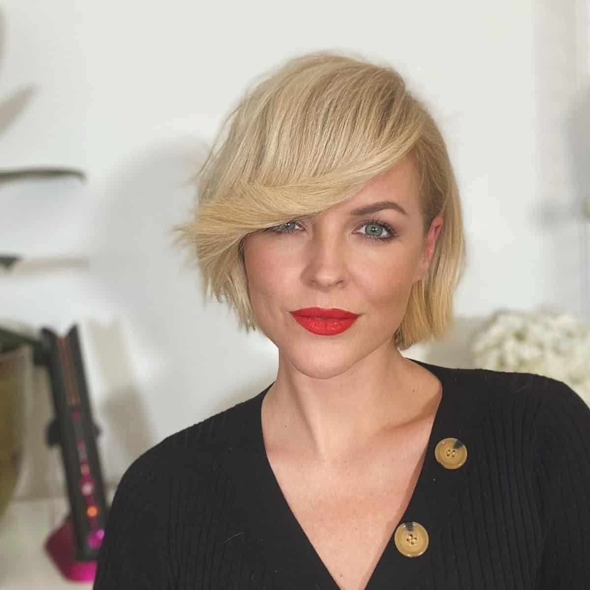 Jaw-length honey blonde bob