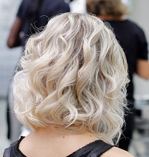 collarbone blonde short bob