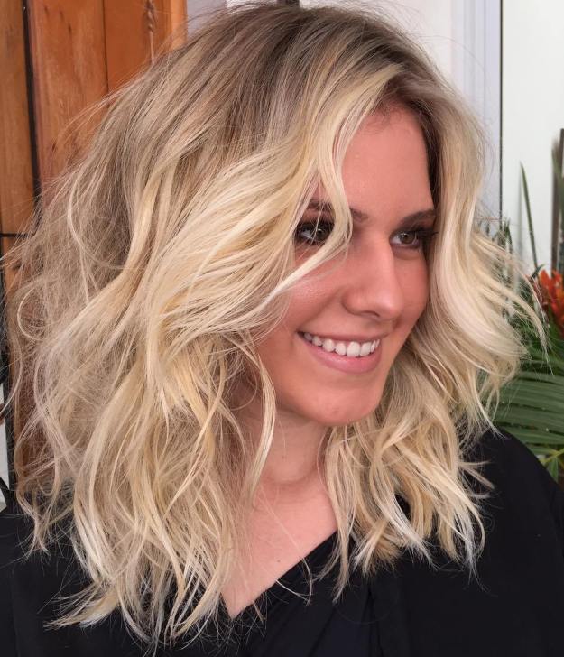 Medium Messy Wavy Blonde Hairstyle