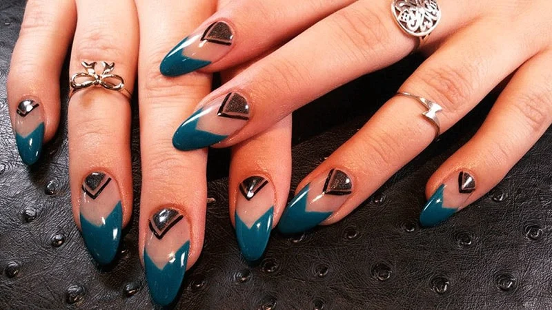 Almond-Shaped-Nails-with-Chevron-Design