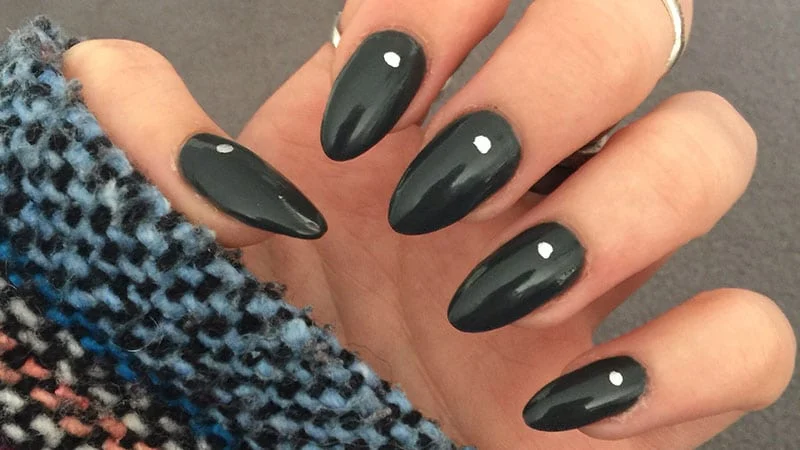 Black-Almond-Shaped-Nails