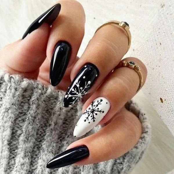 Black-and-White-Christmas-Nails