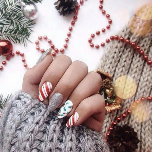 Christmas-Wrapping-Paper-Nails
