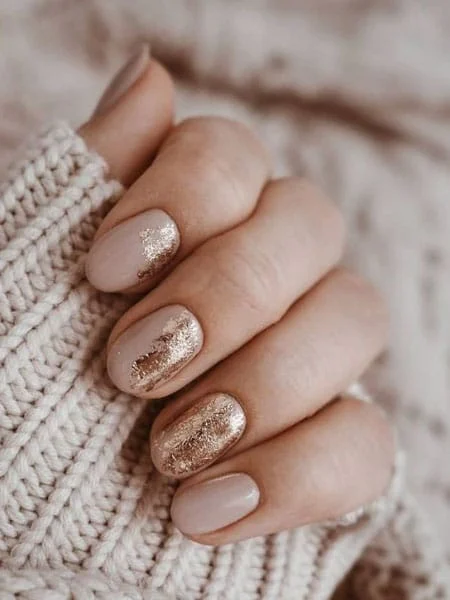 Gold-Flake-Nail-Art