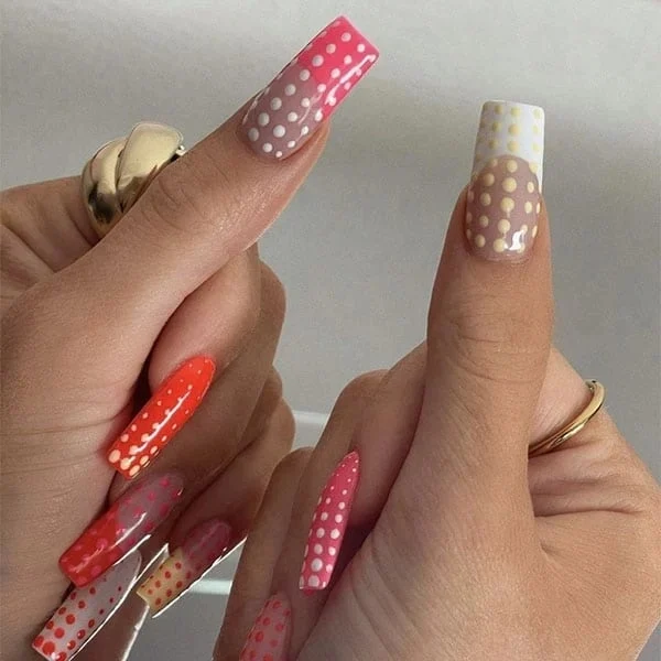 Polka-Dot-Art_Nail-Ideas_kyliejenner