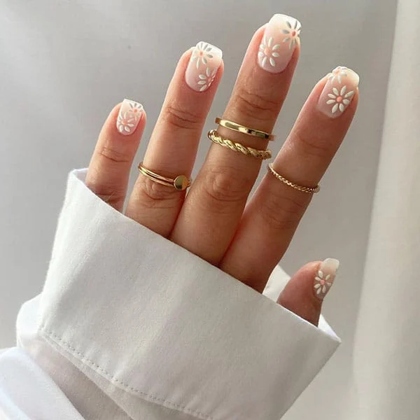 Short-Daisy-Art-Nails