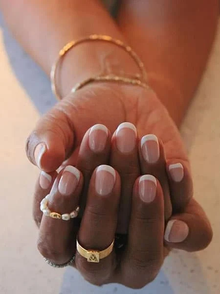 Short-French-Tip-Nails