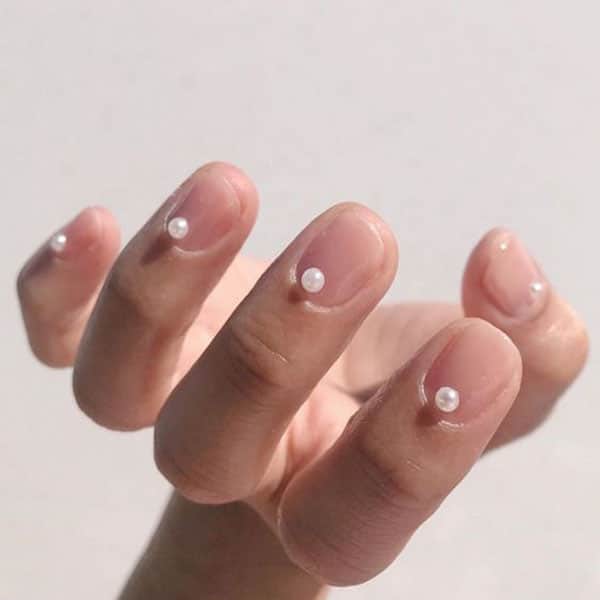 Short-Nails-with-Pearls
