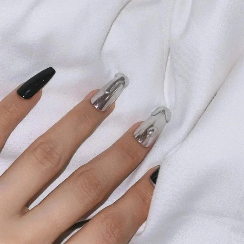 Silver-Feature-Nails