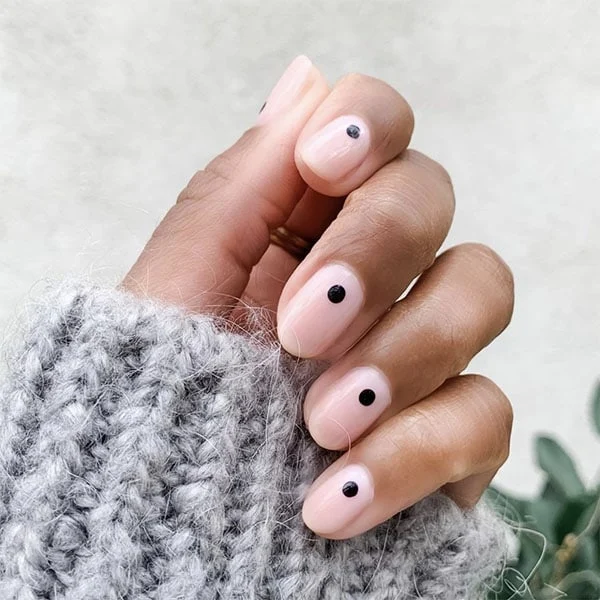 Tiny-Dots_Pretty-Nails_themaniclub