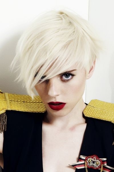 Light Blonde Hairstyles: Layered Short Hair for Long Faces