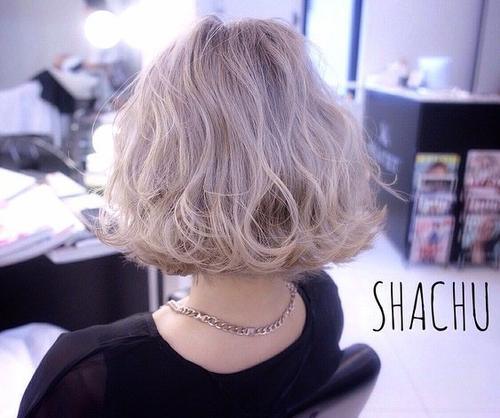 Short Messy Bob Hairstyle for Wavy hair