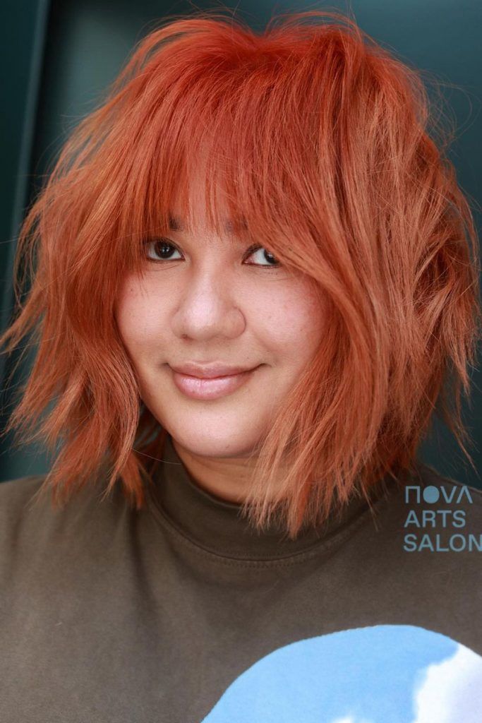 Corte de pelo Bob castaño corto en capas con flequillo