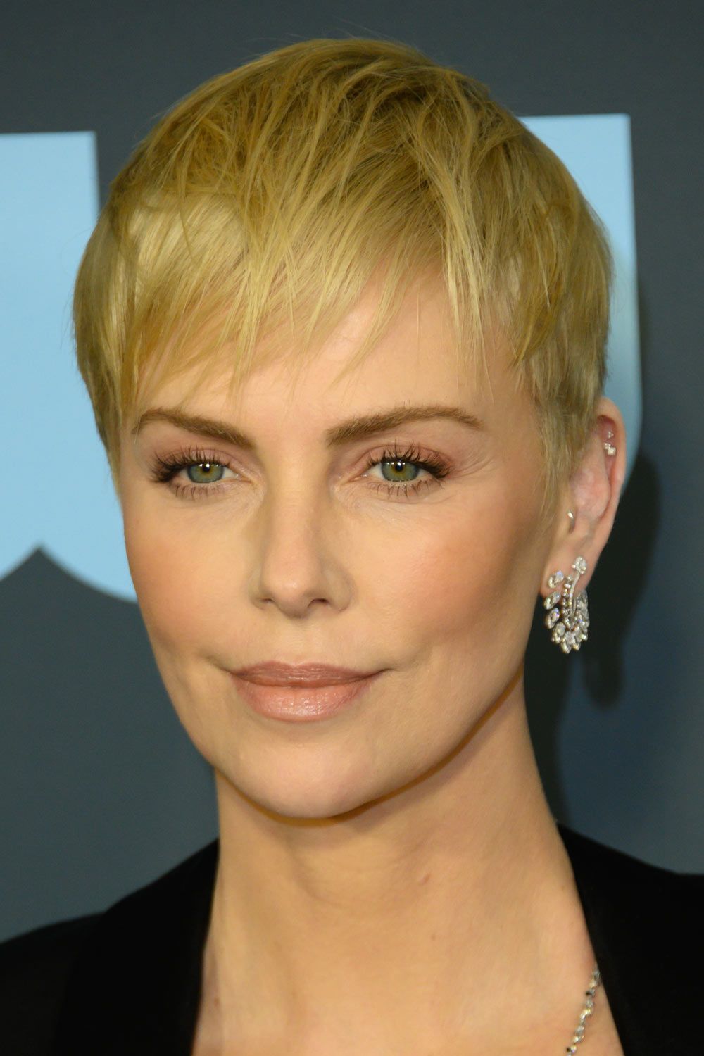 Corte Pixie rubio para Charlize Theron